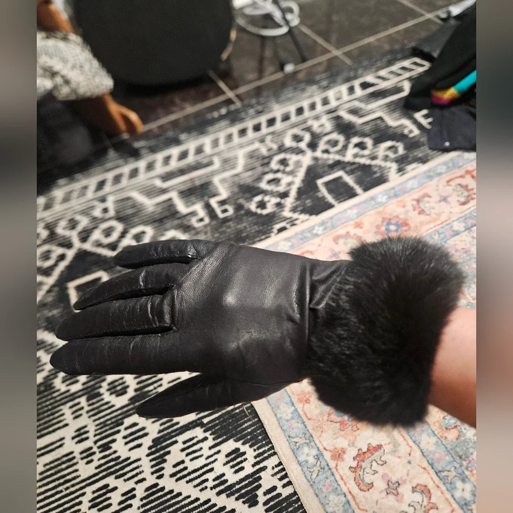 Wilsons Leather Genuine Leather Gloves with Fur Cuff – Size S/M
